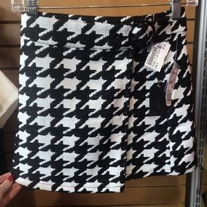 Never worn patterned skirt super cute